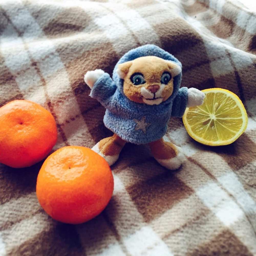 Открытка на каждый день с именем, Варенька Выздоравливай вот тебе апельсинка и лимон Прикольная открытка с пожеланием онлайн скачать бесплатно 