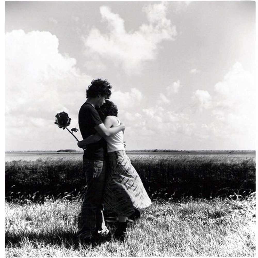 Открытка на каждый день с именем, Полено Хочу обнять тебя чернобелое фото Прикольная открытка с пожеланием онлайн скачать бесплатно 