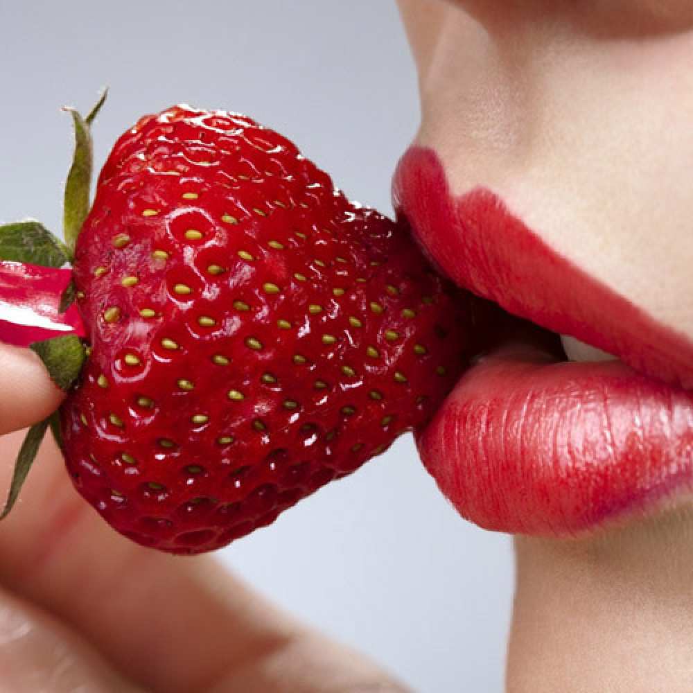 Открытка на каждый день с именем, Эмин Целую тебя губки держат клубничку Прикольная открытка с пожеланием онлайн скачать бесплатно 