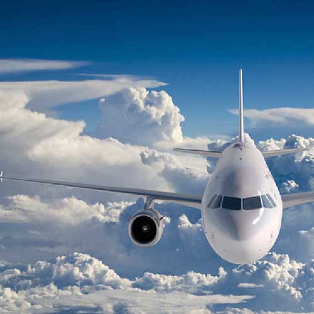 Открытка на каждый день с именем, золотая Счастливого пути голубое небо и белоснежный самолет Прикольная открытка с пожеланием онлайн скачать бесплатно 