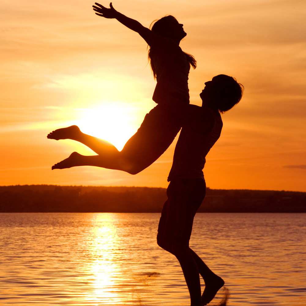 Открытка на каждый день с именем, Козочка Хочу обнять тебя парень поднимает девушку и она летит Прикольная открытка с пожеланием онлайн скачать бесплатно 