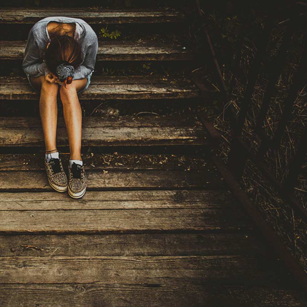 Открытка на каждый день с именем, Княжна Не грусти девушка сидит на деревянных ступеньках Прикольная открытка с пожеланием онлайн скачать бесплатно 