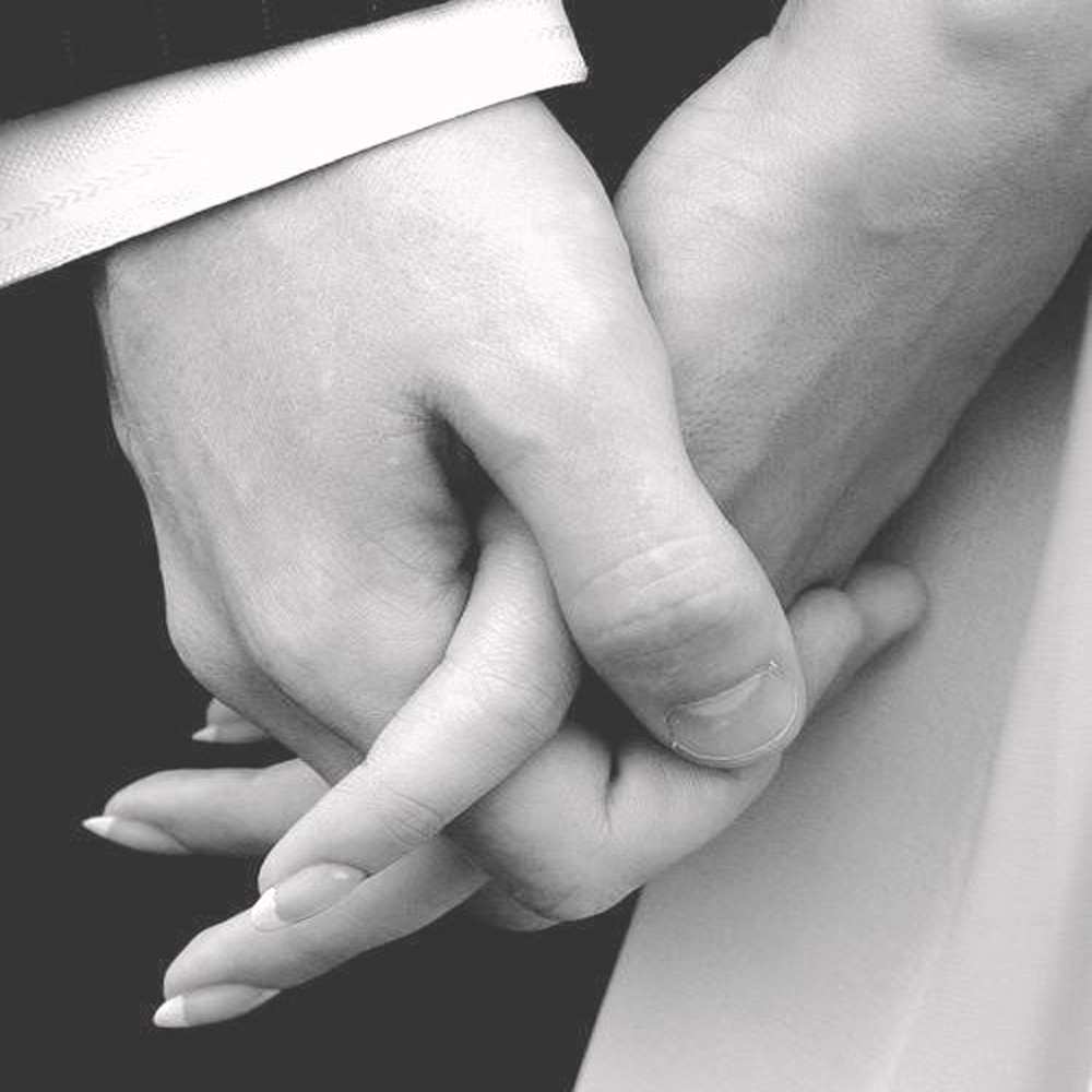 Открытка на каждый день с именем, Гречка Хочу обнять тебя Черное и белое фото Прикольная открытка с пожеланием онлайн скачать бесплатно 