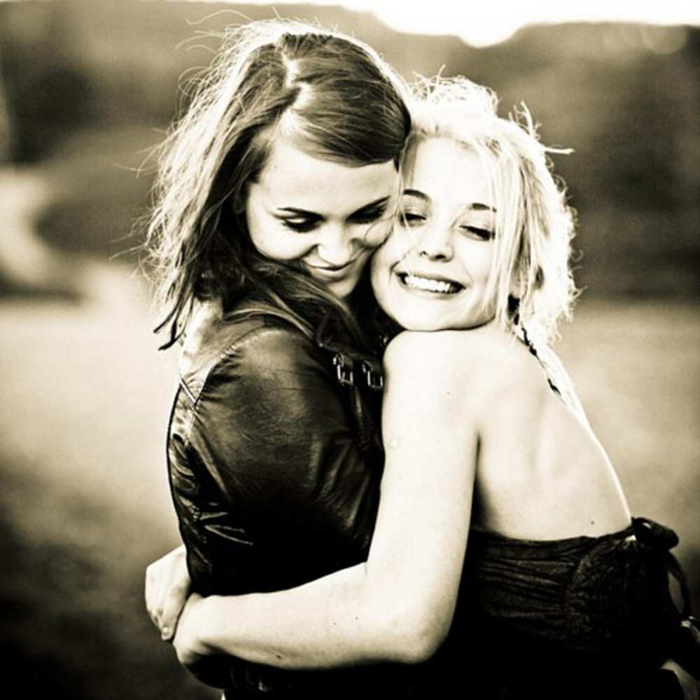 Открытка на каждый день с именем, Общительная Хочу обнять тебя девочки обнимаются Прикольная открытка с пожеланием онлайн скачать бесплатно 