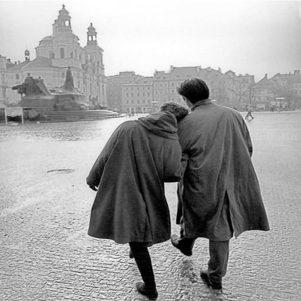 Открытка на каждый день с именем, булочка Хочу обнять тебя красивый старый город Прикольная открытка с пожеланием онлайн скачать бесплатно 