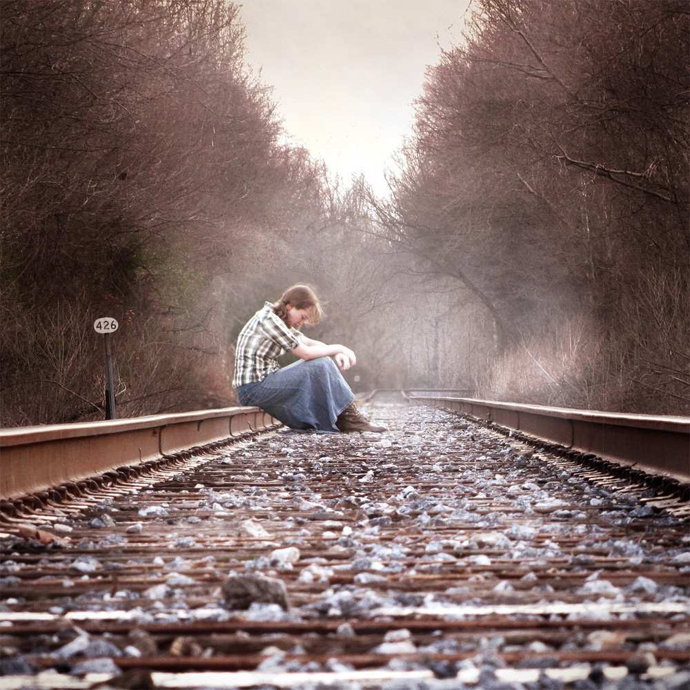 Открытка на каждый день с именем, лялечка Не грусти девушка на рельсах Прикольная открытка с пожеланием онлайн скачать бесплатно 