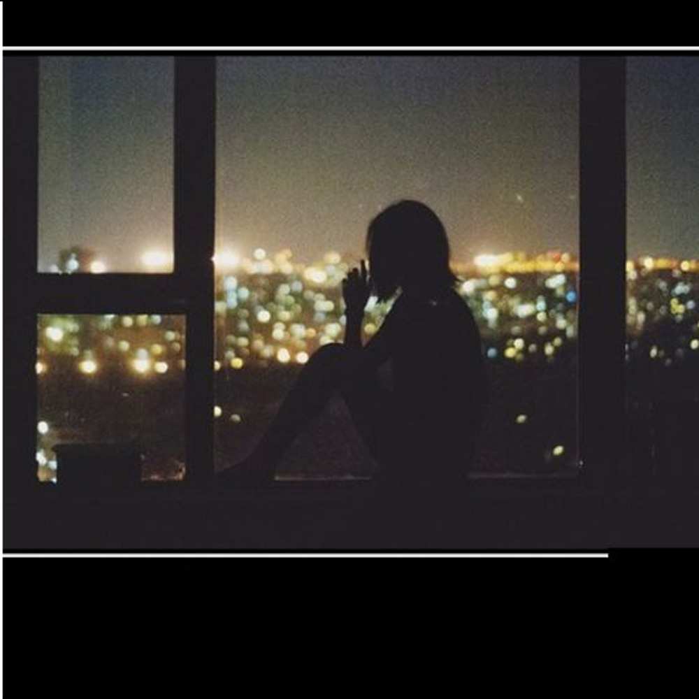 Открытка на каждый день с именем, Баловница Не грусти смотрит на ночной город Прикольная открытка с пожеланием онлайн скачать бесплатно 