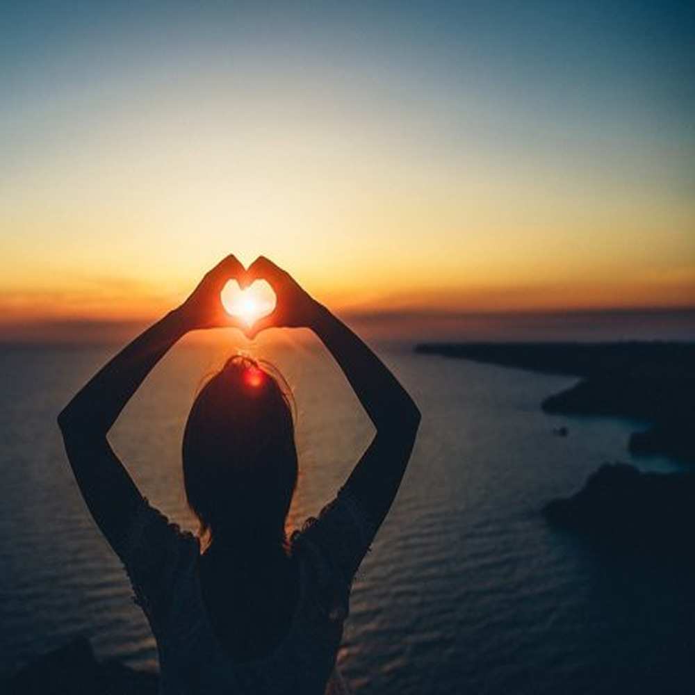 Открытка на каждый день с именем, любезная Хочу обнять тебя закат на море Прикольная открытка с пожеланием онлайн скачать бесплатно 