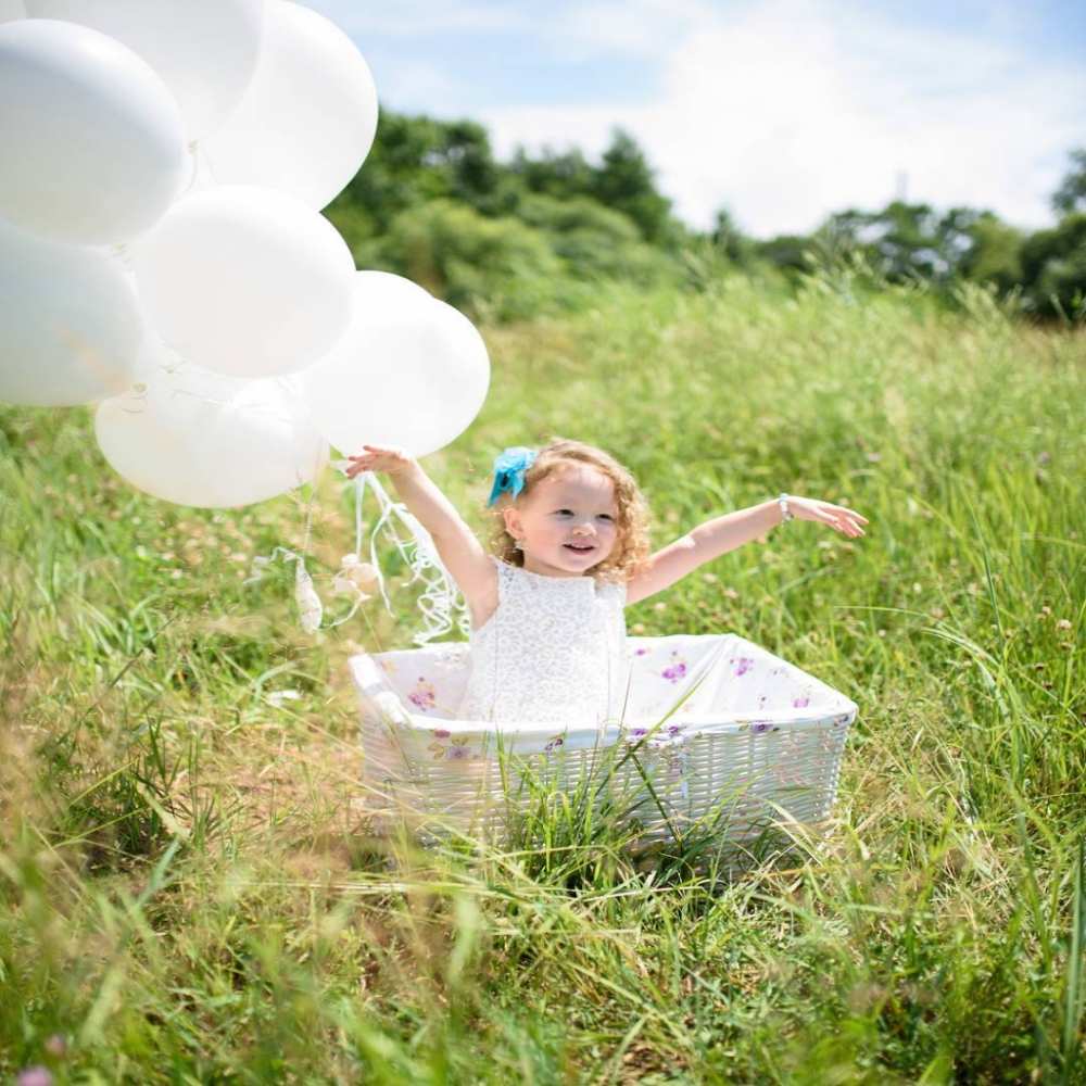 Открытка на каждый день с именем, Серёжа Выздоравливай девочка сидит в корзине наверное от этого больной должен выздороветь Прикольная открытка с пожеланием онлайн скачать бесплатно 